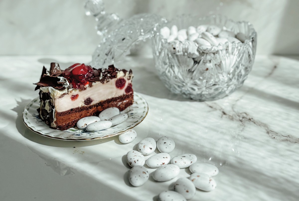 hatziyiannakis-wedding-sugar-dragees-black-forest-together (1)